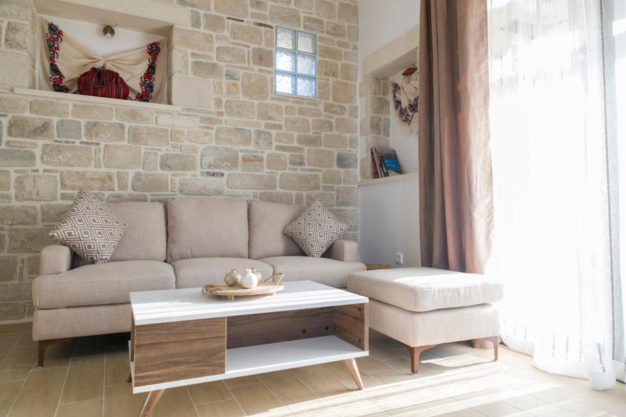 Mira Villa